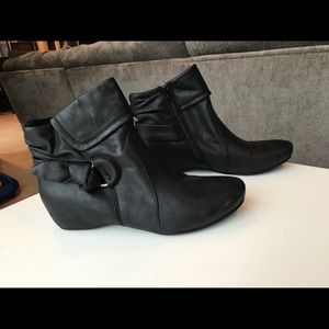 BareTraps boots, NWOT